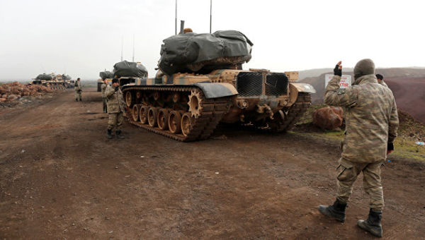 Турецкие танки в районе турецко-сирийской границы в провинции Газиантеп