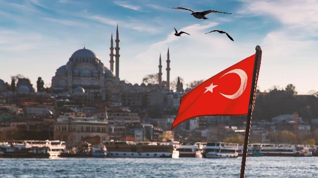 Турецкий флаг на фоне мечетей и минаретов Босфора в Стамбуле. Архивное фото