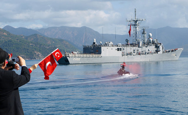 Турецкий фрегат TCG Gemlik у военно-морской базы Аксаза в средиземном море