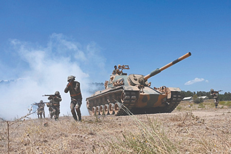 Турецкий танк М-60 из-за слабой броневой защиты нуждается в поддержке пехотинцев. Фото с сайта Министерства обороны Турции