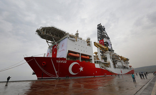 Турецкое буровое судно готовится к отправке в Средиземное море в порту Диловаси