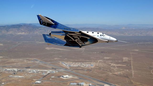 Туристический ракетоплан «SpaceShipTwo» («Enterprise») в полёте; 2013 год. Virgin Galactic