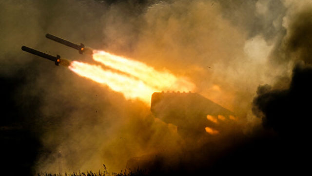 Тяжелая огнемётная система залпового огня ТОС-1а "Солнцепек" во время динамической экспозиции на выставке "Армия России – завтра" в рамках IV Междунар