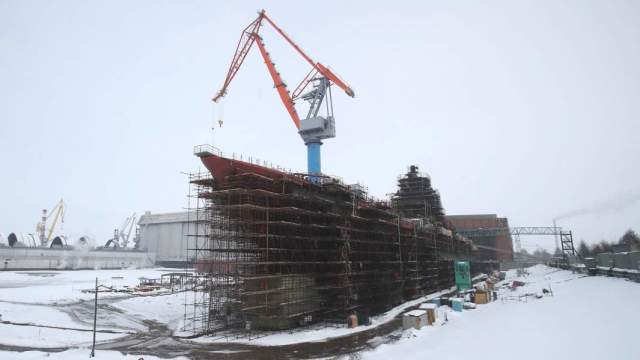 Тяжелый атомный ракетный крейсер «Адмирал Нахимов» на заводе «Севмашпредприятие»