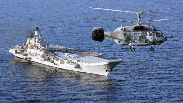 Тяжелый авианесущий крейсер «Адмирал Кузнецов» и вертолет Ка-29 Вооруженных сил РФ в Средиземном море. 2016 год