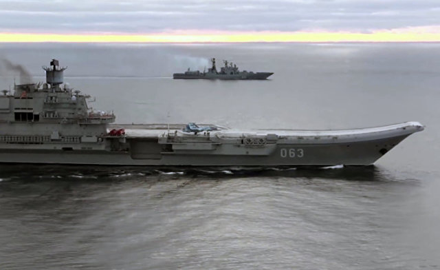 Тяжёлый авианесущий крейсер «Адмирал Кузнецов» (на первом плане) и СКР «Адмирал Григорович»