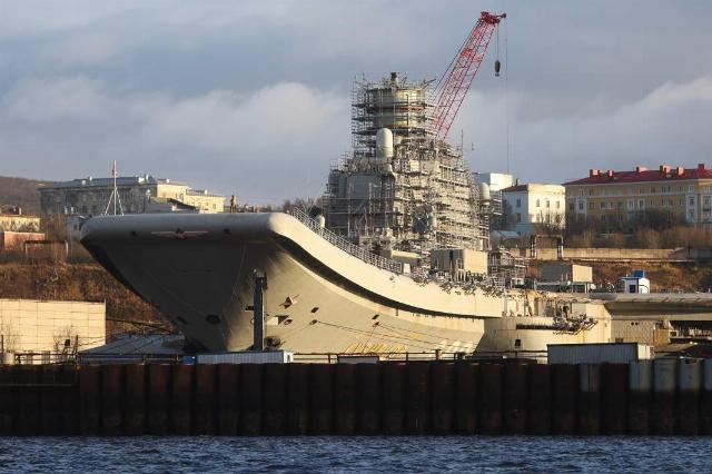 Тяжелый авианесущий крейсер «Адмирал Кузнецов» на территории судоремонтного завода «Звездочка» в Мурманске. 2022 год