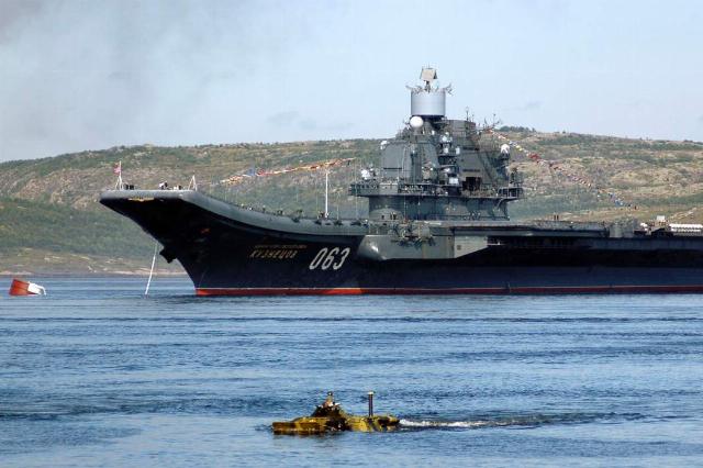 Тяжелый авианесущий крейсер «Адмирал Кузнецов» в гавани Североморска. 2007 год