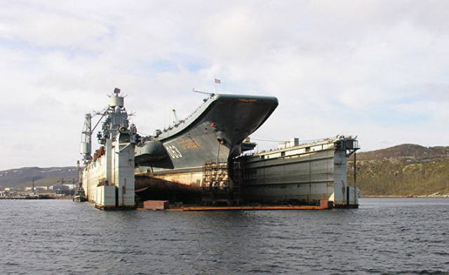 Тяжелый авианесущий крейсер Северного флота "Адмирал Кузнецов" в плавучем доке на 82-м судоремонтном заводе
