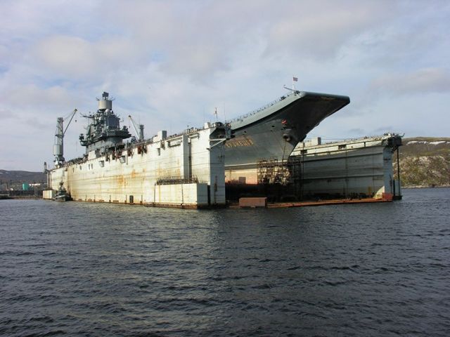 Тяжелый авианесущий крейсер Северного флота Адмирал Кузнецов в плавучем доке на 82-м судоремонтном заводе