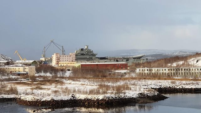 Тяжелый авианесущий крейсер Северного флота Адмирал Кузнецов в плавучем доке на 82-м судоремонтном заводе. 27 октября 2018