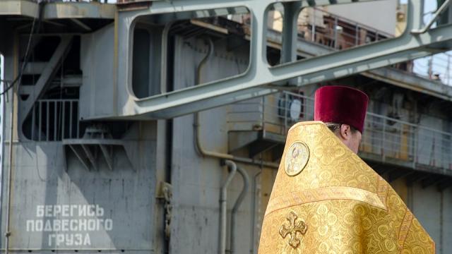 У плавучего дока "Северной верфи"
