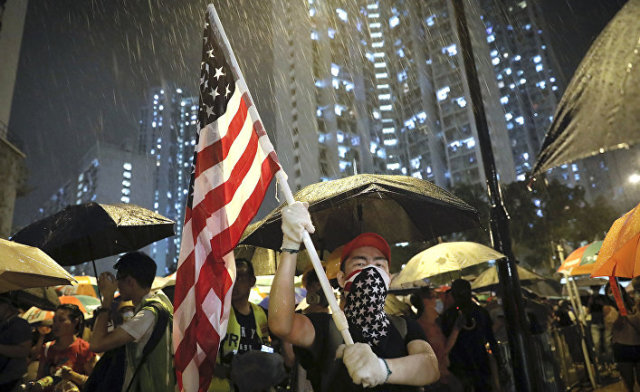 Участники акции протеста у полицейского участка Квай Чунг в Гонконге