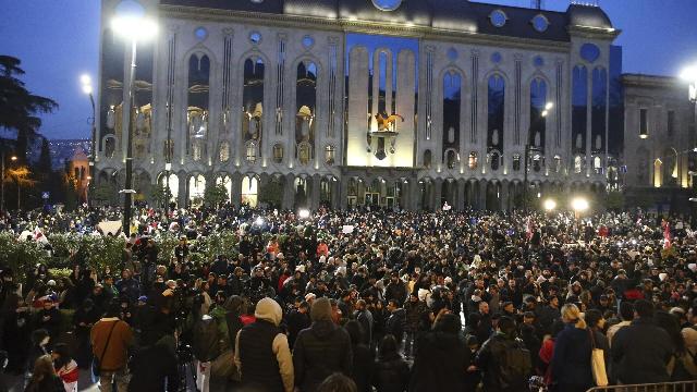 Участники акции протеста у здания парламента Грузии. Архивное фото