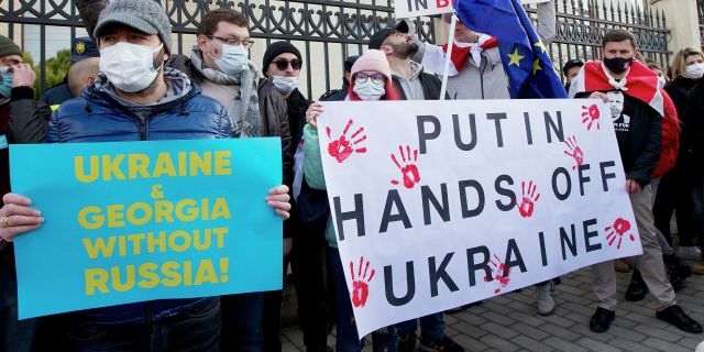 Участники акции в поддержку Украины в Тбилиси