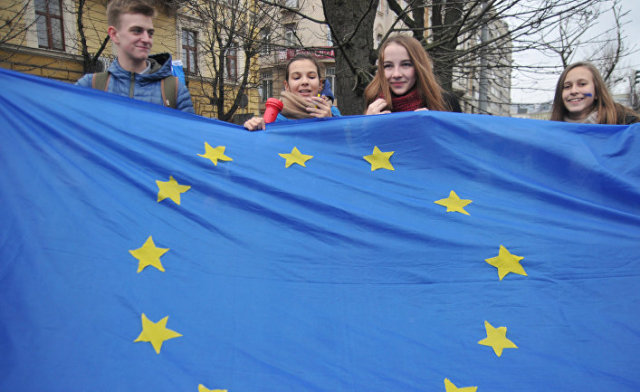 Участники студенческого митинга в поддержку евроинтеграции во Львове, Украина