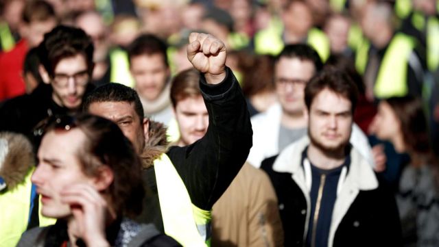 Участники движения "Желтые жилеты" на демонстрации в Париже, Франция
