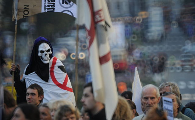 Участники митинга против размещения военных баз НАТО в Чехии, который состоялся на Вацлавской площади