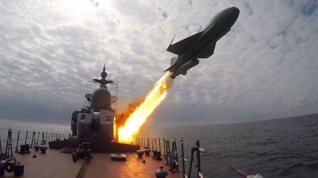 Учебно-боевой пуск баллистической ракеты с борта новейшего корвета "Гремящий" на испытаниях в Балтийском море
