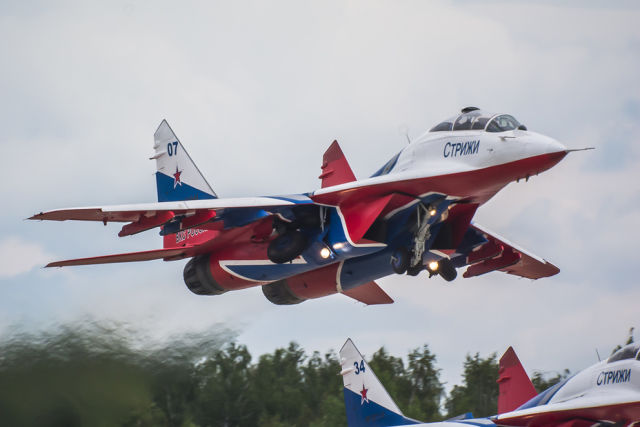 Учебно-боевой МиГ-29УБ пилотажной группы "Стрижи" крупным планом