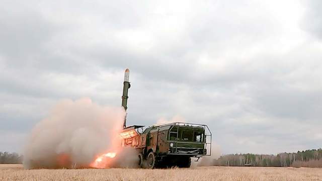 Удар оперативно-тактическим ракетным комплексом «Искандер» по объектам ВСУ на территории Украины