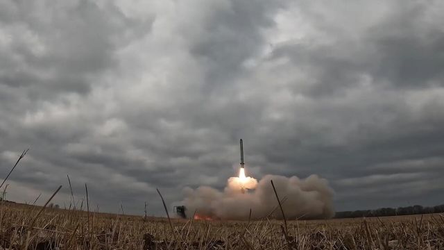 Удар оперативно-тактическим ракетным комплексом "Искандер" по объектам ВСУ на территории Украины