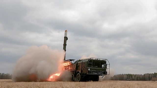 Удар оперативно-тактическим ракетным комплексом "Искандер" по объектам ВСУ на территории Украины. Стоп-кадр видео