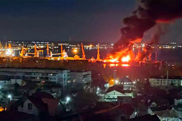 Удар по десантному кораблю «Новочеркасск» в порту Феодосии