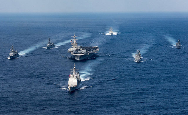 Ударная авианосная группировка ВМС США во главе с авианосцем "Карл Винсон". 31 марта 2017