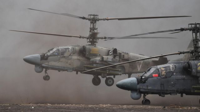 Ударные вертолеты Ка-52 на полевом аэродроме в зоне проведения специальной военной операции на Украине