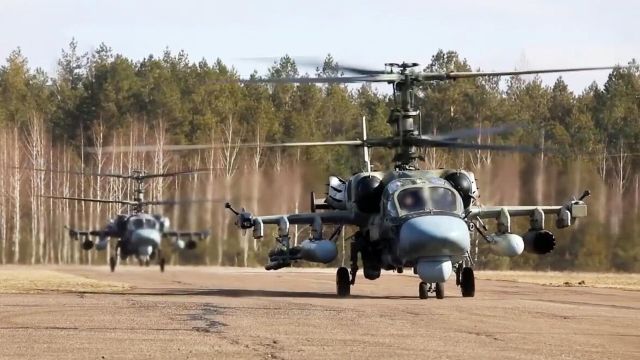 Ударные вертолеты Ка-52 после окончания операции по уничтожению бронетехники вооруженных сил Украины