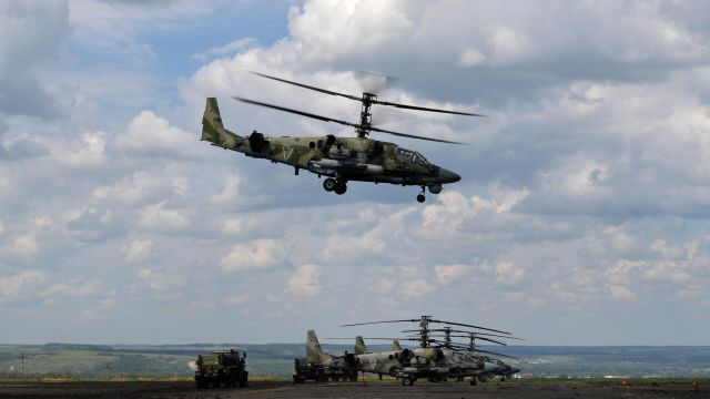 Ударные вертолеты Ка-52 ВКС России на аэродроме базирования в зоне проведения специальной военной операции на Украине