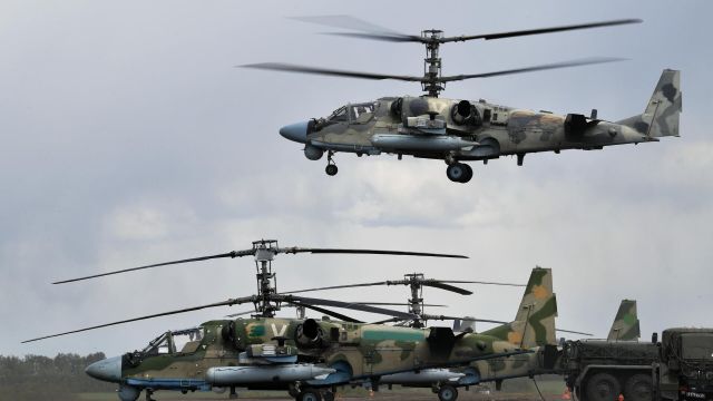 Ударные вертолеты Ка-52 ВКС России, задействованные в специальной военной операции на Харьковском направлении, на полевом аэродроме