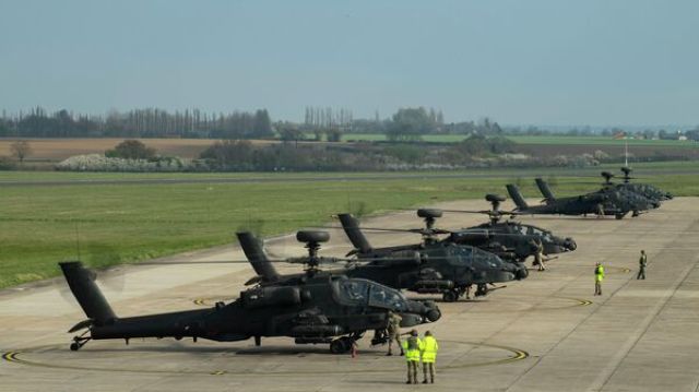 Ударные вертолеты Королевских ВВС Великобритании Apache готовятся к отправке в Эстонию на аэродроме Ваттисхэм