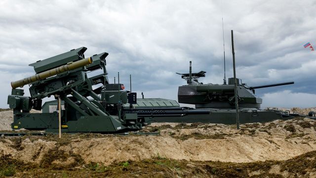 Ударный роботизированный комплекс "Уран-9" и боевая машина пехоты БМП-3 с дистанционно-управляемым боевым модулем "Эпоха" на полигоне Мулино