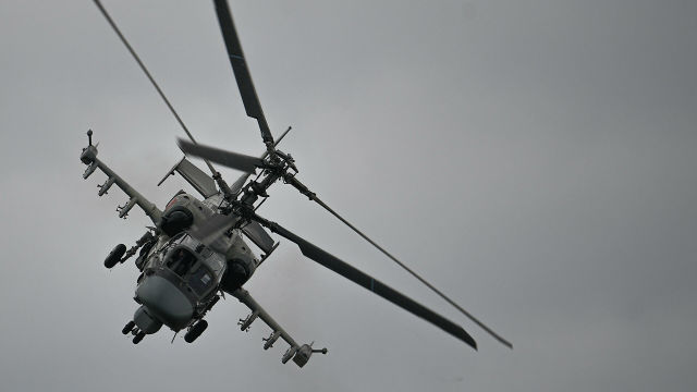 Ударный вертолет Ка-52 "Аллигатор" выполняет демонстрационный полет в рамках Международного форума "Армия-2020" на аэродроме "Кубинка" в Подмосковье