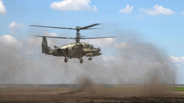 Ударный вертолет Ка-52 ВКС России в зоне проведения спецоперации на Украине
