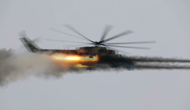 Ударный вертолет Ми-24 во время контрольной проверки боеготовности ВКС России