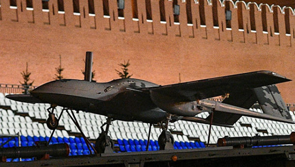 Ударный беспилотный самолет Корсар во время прохода военной техники на репетиции парада Победы на Красной площади. Архивное фото