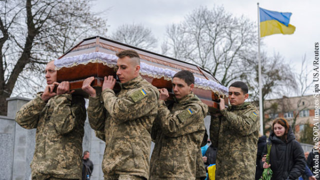 Украина ежедневно хоронит десятки своих солдат