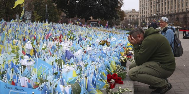 Украинец у импровизированного мемориала в память погибших в конфликте с Россией на площади Независимости в Киеве, 1 октября 2023 года