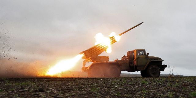 Украинская реактивная система залпового огня БМ-21 Град близ Бахмута. 27 ноября 2022 года