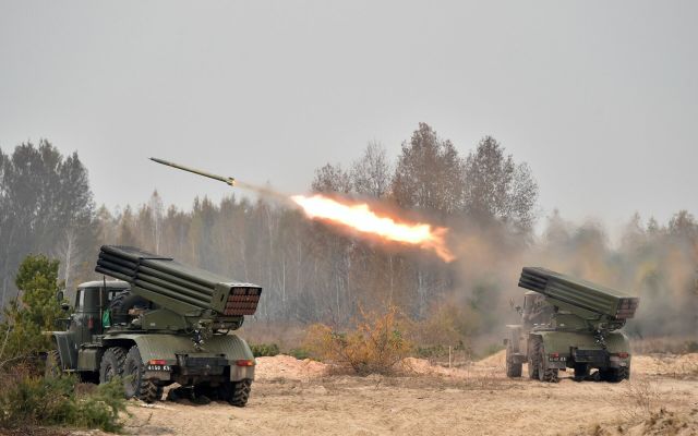 Украинская реактивная система залпового огня БМ-21 "Град" во время учений