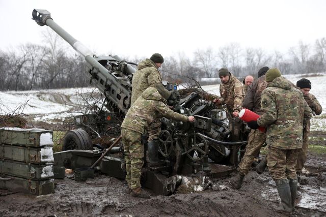 Украинские артиллеристы перезаряжают гаубицу M777