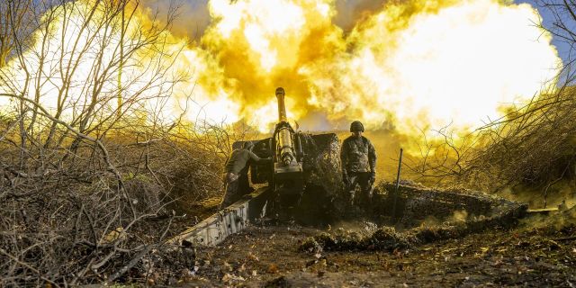 Украинские артиллеристы ведут огонь на востоке страны