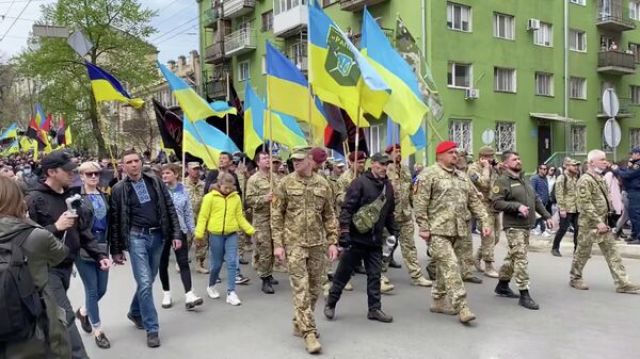 Украинские националисты во время шествия в Одессе. Кадр из видео