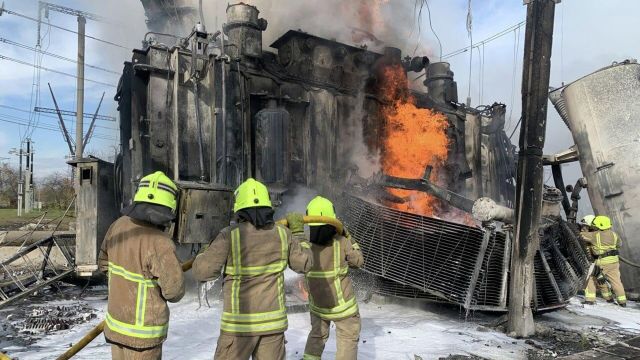 Украинские пожарные во время тушения пожара на объекте энергетики. Архивное фото
