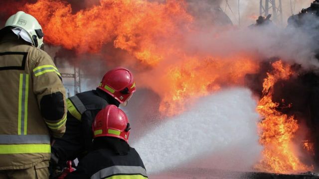 Украинские пожарные во время тушения пожара на объекте энергетики в Хмельницкой области