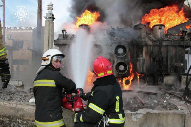 Украинские пожарные во время тушения пожара на объекте энергетики в Хмельницкой области