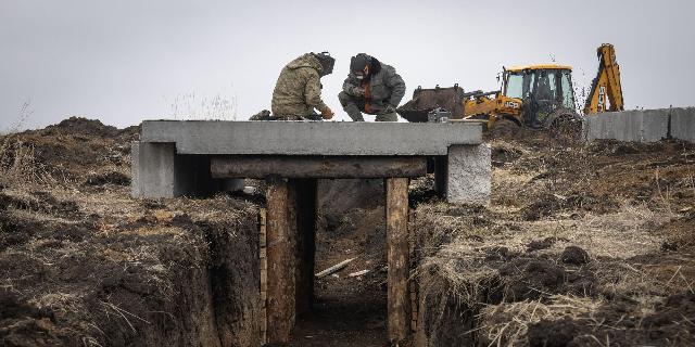 Украинские рабочие строят линию обороны в Харьковской области, Украина